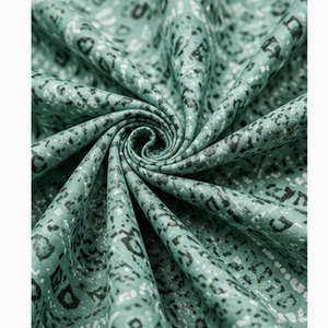 Chemise à imprimé graphique pour homme avec tissu doux au toucher et une expérience de port décontracté confortable toute la journée - Product Image 6