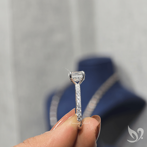 Anillo de Compromiso con Diamante Cultivado en Laboratorio, Corte Asscher de 2 Quilates, Certificado por IGI |   Anillo de oro macizo de 10 quilates con halo oculto - Product Image 4