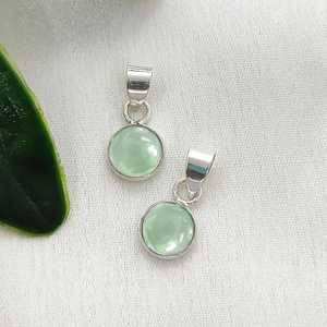 Abalorios de Amatista Verde de 7mm con Bisel Redondo, Hechos a Mano, con Corte Cabujón, Abalorio de Amatista Verde con Bisel y Anilla, Abalorios de Plata para Joyería - Product Image 1