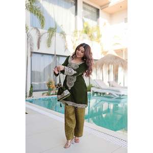 Conjunto de Top y Pantalón de Terciopelo para Mujer con Bordado Zari y Batwa - Product Image 5