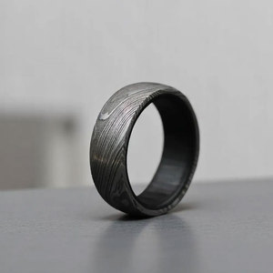 Anillo de Acero de Damasco Hecho a Mano con Patrón Único en Capas, Joyería de Boda para Hombres y Mujeres - Product Image 3