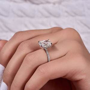 แหวนหมั้นมอยส์ซาไนต์ทรงเรเดียนท์คัท 5.75 กะรัต, แหวนทรงเรเดียนท์คัทแบบครัชไอซ์, ทรงเรเดียนท์แบบยาว, แหวนแบบฮาโลซ่อน - Product Image 4