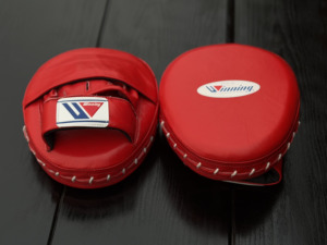 Mitaines de boxe professionnelles rouges Winning, coussinets de frappe antidérapants en cuir véritable écologique, équipement d'entraînement de boxe - Product Image 1