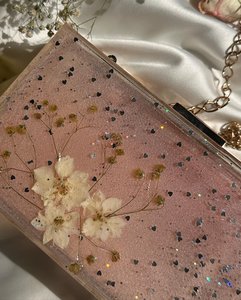 Bolso de Mano de Resina con Diseño Floral Rosa |   Bolso de Flores Secas Hecho a Mano con Cadena Dorada - Product Image 2