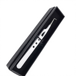 Pinza para pestañas con recubrimiento de polvo plateado, punta plateada brillante, agarre de diamante, acero inoxidable / Pinza individual, empaque en caja negra. - Product Image 5