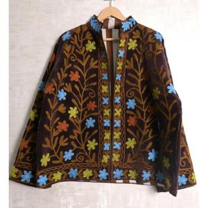 Chaqueta Bordada Suzani de Terciopelo Hecha a Mano en India, Chaqueta Étnica de Diseño Floral Boho para Mujer - Product Image 1