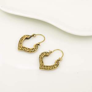 Boucles d'oreilles créoles unisexes en forme de cœur chrétien plaqué or antique, style vintage, bijoux de mode en alliage de laiton, cadeau - Product Image 2