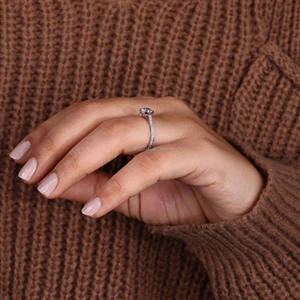 Anillo de compromiso de diamante cultivado en laboratorio de corte redondo de moda de oro blanco sólido de 18 quilates con ajuste de bisel pavimentado de tres lados para regalo de aniversario - Product Image 4