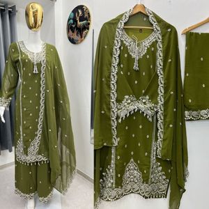 Conjunto de traje Sharara con bordado de lentejuelas de 5 mm Heavy Crush, con top y Sharara completamente cosidos, y Dupatta con forro interior de microalgodón de diseño. - Product Image 1