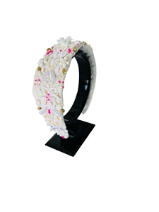 Élégant accessoire de mode artisanal haut de gamme en perles florales et cristaux, large, personnalisable, confortable et léger, avec perles. - Product Image 1
