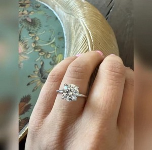 Bague de luxe en diamant de laboratoire taille ronde pour femme, or 9K 14K 18K, cadeau de fiançailles et de mariage, avec certification IGI SGL, 2 carats - Product Image 2