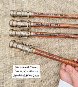 Boussole télescope en laiton à poignée en T, personnalisée, en bois, pour décoration intérieure, avec citation gravée, nom et coordonnées, faite à la main, polie, style antique 36 - Product Image 1