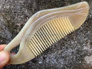 Peigne en corne de buffle éco-responsable fait main avec texture et finition naturelles, style imitation antique - Product Image 2