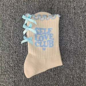 Chaussettes blanches pour femmes, broderie tournesol, bordure à volants, antidérapantes, respirantes, écologiques, pour le yoga et le quotidien, en coton tricoté - Product Image 4