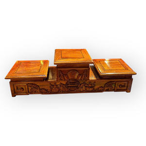 La base tiene tres niveles, un diseño sencillo y está hecha de palisandro natural. - Product Image 3