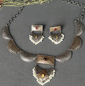 Conjunto de Joyería Boho de Plata Oxidada de Dos Tonos |   Collar y pendientes tribales de piedra roja |   Set de Regalo Étnico Indio para Bodas - Product Image 3