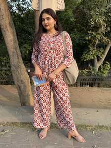 Conjunto elegante de dos piezas con estampado floral para mujer, vestido informal, top tipo túnica color óxido y pantalón de pierna ancha. - Product Image 2