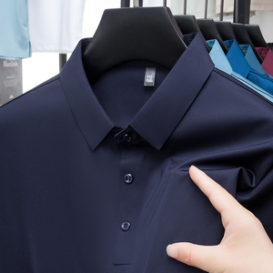 เสื้อเชิ้ตผู้ชายสีกรมท่า แขนสั้น ผ้าฝ้ายอ๊อกซ์ฟอร์ด พิมพ์ลายสีพื้น สไตล์ลำลอง ทรงปกติ ติดกระดุมด้านหน้า โลโก้ที่คอเสื้อด้านหลัง - Product Image 2