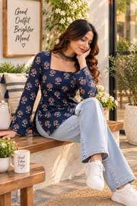 Kurti à fleurs bleues imprimées |   Tunique courte tendance Kurti |   Haut ethnique à col carré |   Kurti court pour femmes - Product Image 5