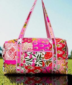 กระเป๋าผ้าดัฟเฟิลลายปักผ้าฝ้ายขนาดใหญ่ กระเป๋าผ้าควิลท์ลายบล็อกพิมพ์ สำหรับผู้หญิง ของขวัญวันหยุด กระเป๋าเดินทางทำมือ กระเป๋าค้างคืน - Product Image 1