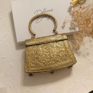 Bolso de mano de latón de alta calidad con grabado floral y correa de cadena para decoración de interiores - Product Image 3