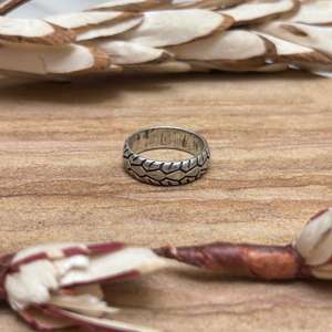 Bague large géométrique minimaliste en laiton pour homme, finition argent oxydé, motif texturé, vente en gros - Product Image 4