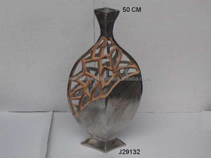 Floreros de mesa modernos de aluminio fundido con acabado de terracota para decoración del hogar o Bodas de Azora Industries - Product Image 4