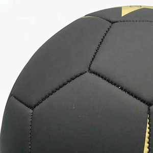 Ballon de football noir CORE FIELD, motif étoile dorée, design classique à panneaux, léger et écologique pour le divertissement en intérieur/extérieur - Product Image 5