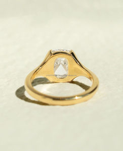 Bague de luxe en diamant taille coussin pour femme en or jaune – Élégante bague de fiançailles, de mariage ou d'anniversaire – Bijou classique - Product Image 3