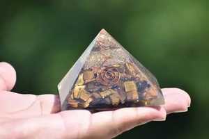 Pyramide d'Orgone sculptée en Agate Œil de Tigre de Qualité Supérieure, Portable, Vente en Gros de Ruhi Agate - Product Image 2