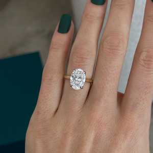 Anillo de compromiso con diamante ovalado de 4 quilates, cultivado en laboratorio, E VVS2, inspirado en la naturaleza, con halo oculto y engaste tipo tulipán, certificado por IGI. - Product Image 4
