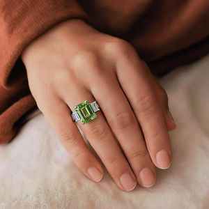 Bague en péridot taille émeraude en argent sterling 925 avec accents de pierres vertes élégantes pour femme - Product Image 6