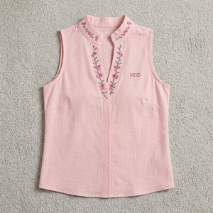 Blusa sin mangas con cuello mandarín y bordado floral de moda para mujer, estilo casual DTG, top sin mangas personalizado con cuello en V, boutique. - Product Image 3