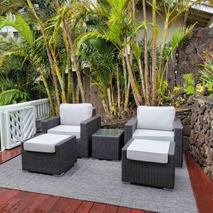 Ensemble de chaises longues contemporaines pour le bord de la piscine avec une construction durable et des sièges confortables pour une relaxation toute la journée - Product Image 3