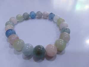 สร้อยข้อมือลูกปัดหินธรรมชาติ Ha Gems ขนาด 8 มม. เมทัลลิกฟูลส์ วีลธ์ อะบันแดนซ์ ยืดได้ ของขวัญสุดคลาสสิก มอร์แกไนต์ สำหรับทุกเพศ - Product Image 1