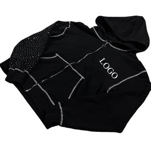 Sudadera con capucha negra con cremallera y pedrería para mujer, estilo streetwear, corta, con costuras en contraste, informal y a la moda. - Product Image 5