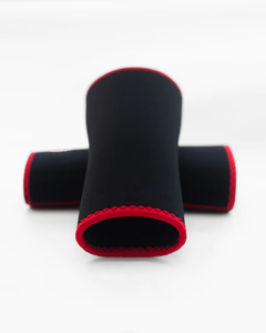 Manga de compresión premium para codo, ideal para levantamiento de pesas, powerlifting, entrenamiento en gimnasio y soporte para entrenamiento de fuerza. - Product Image 4