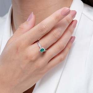 แหวนทองคำแท้ 14K ทรงเหลี่ยมมรกต ประดับเพชรรอบวง ดีไซน์เกลียว งานแฮนด์เมด เครื่องประดับชั้นดีสั่งทำพิเศษ สำหรับงานแต่งงาน งานหมั้น และงานเลี้ยง - Product Image 3