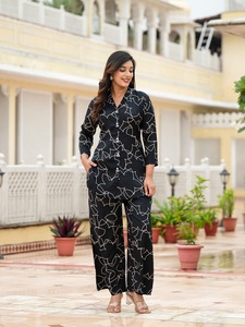 Ensemble coordonné léger noir imprimé de fournisseur indien pour le bureau ou les occasions décontractées et les vacances, disponible au prix d'exportation - Product Image 2