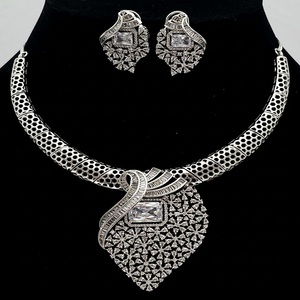 Collar de Plata y Circonita Cúbica con Diamantes y Pendientes a Juego, Conjunto Clásico Chapado en Plata con Piedras de Circonita - Product Image 2
