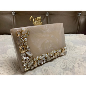 Bolso de Noche de Lujo Verde Esmeralda de Resina con Asa Metálica de Alambre Dorado y Flores, Cartera Rígida para Fiesta, Boda o Novia - Product Image 3