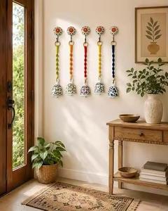 Ensemble d'ornements en céramique faits à la main, clochettes traditionnelles à suspendre, clochettes peintes à la main, décoration murale multicolore - Product Image 1