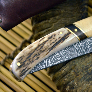 Cuchillo Plegable Imperial de Acero de Damasco con Hoja de Punta Caída y Mango de Marfil para Caza - Product Image 3