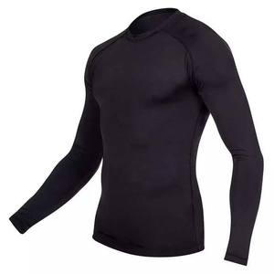 Camisetas de compresión deportivas personalizadas OEM para hombre, para gimnasio y entrenamiento, con sublimación, tipo Rash Guard para natación, con técnica de lavado. - Product Image 5