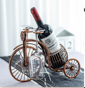 Soporte para botella de alambre con forma de saxofón musical. Perfecto para amantes del jazz y decoración con temática musical. Disponible a precios de mayorista. - Product Image 3