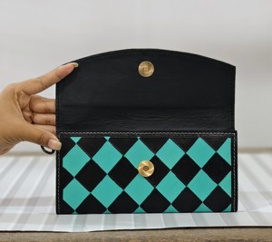 Cartera Larga de Cuero Genuino Hecha a Mano para Mujer con Patrón Geométrico de Rejilla de Diamantes y Cierre de Anillo, Bolso de Mano Elegante para Uso Diario - Product Image 4