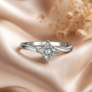 Anillo de compromiso con diamante solitario de corte princesa |   Anillo de diamantes blancos de 0,20 quilates |   Anillo de Compromiso de Oro Blanco de 14K con Engaste de Puntas para Mujer - Product Image 2