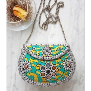 Bolso de Mano Artesanal de Madreperla |   Bolso de Concha Iridiscente con Forma Geométrica Hecho a Mano, Tema Moderno, Eventos de Lujo, Moda Nupcial - Product Image 2