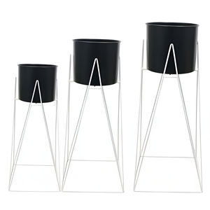 Ensemble de 3 supports à plantes modernes avec des cadres en métal blanc géométriques et des pots noirs, jardinières décoratives d'intérieur pour la décoration de la maison et du bureau - Product Image 1