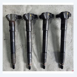 Juego de 4 inyectores de combustible compatibles con Hyundai Kia D4CB CRDI, inyectores de combustible diésel 33800 W0290, piezas de automóvil coreanas usadas - Product Image 1
